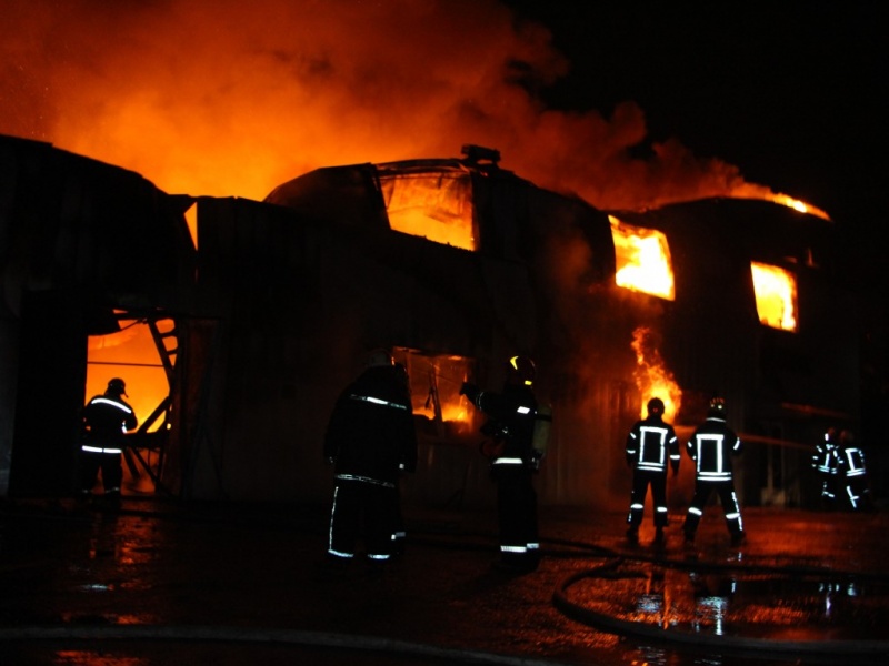 В Киеве ночью сгорел склад с продуктами
