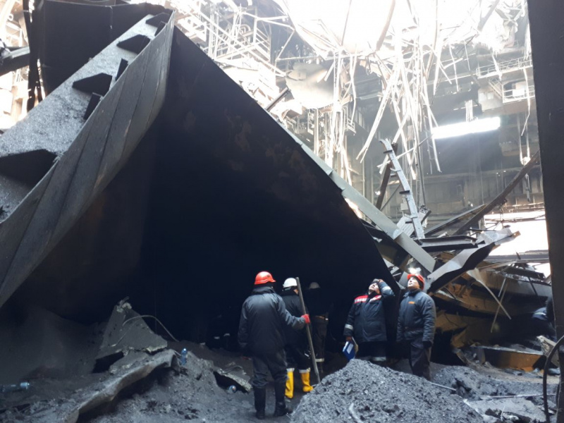 На заводе в Кривом Роге обрушилась крыша, один работник оказался под завалами