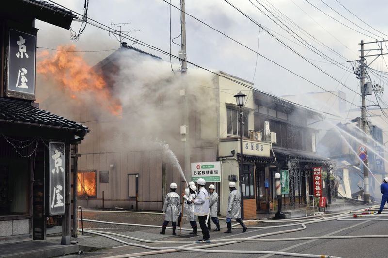 В городе на западе Японии пламенеют не менее 140 зданий