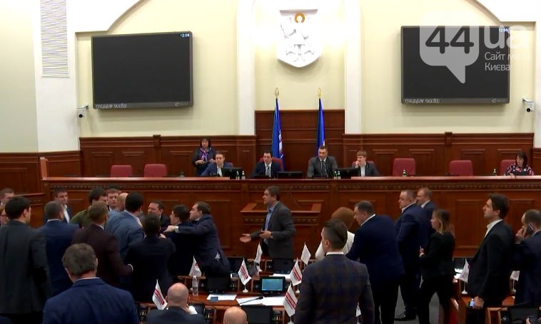 В Киевсовете посоветовали вынести Кличко вперед ногами и подрались