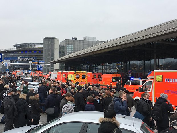 Не менее 50 человек пострадали в аэропорту Гамбурга из-за утечки неизвестного вещества