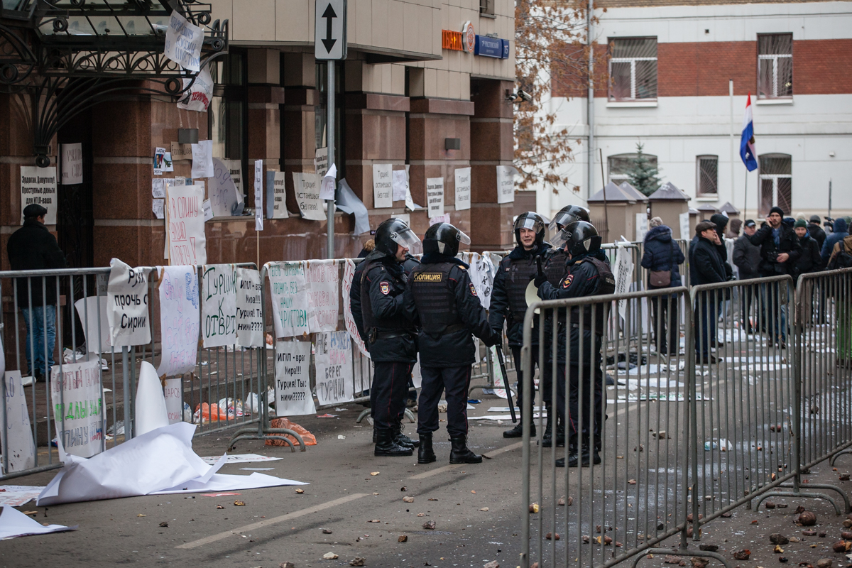 В Москві закидали камінням посольство Туреччини