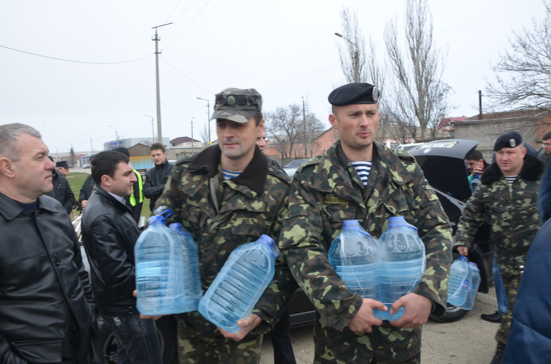 В Феодосии крымские татары прорвали осаду русского спецназа и привезли продукты украинским военным 