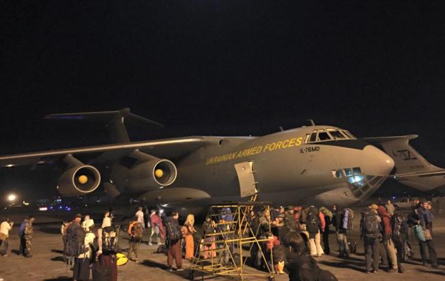 Український літак з евакуйованими громадянами прилетів з Непалу