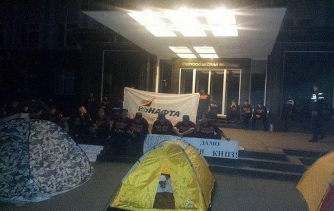 Неизвестные заблокировали палатками вход в здание "Укртранснафты"