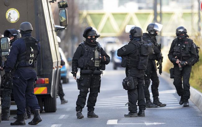 Милиция в пригороде Парижа уничтожила 2-х человек, подозреваемых в организации терактов