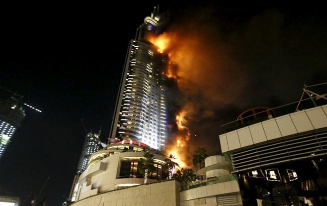 В Дубае загорелся небоскреб, большая часть здания в огне