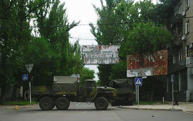 СМИ: Грузовик ополченцев протаранил легковой автомобиль в центре Донецка