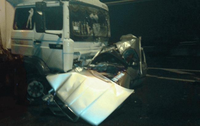 У Рівненській області авто врізалося у вантажівку, загинули три людини
