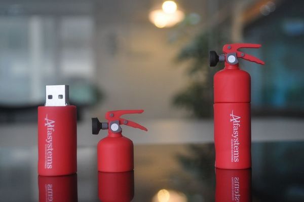 Оригінальна флешка в подарунок чоловікові до Дня закоханих