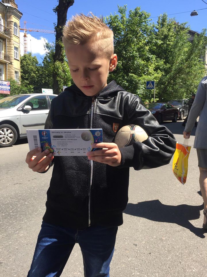 У Києві під посольством Франції проходить мітинг українських вболівальників