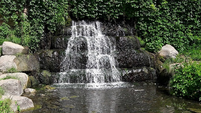 Водопад в дендропарке Александрия