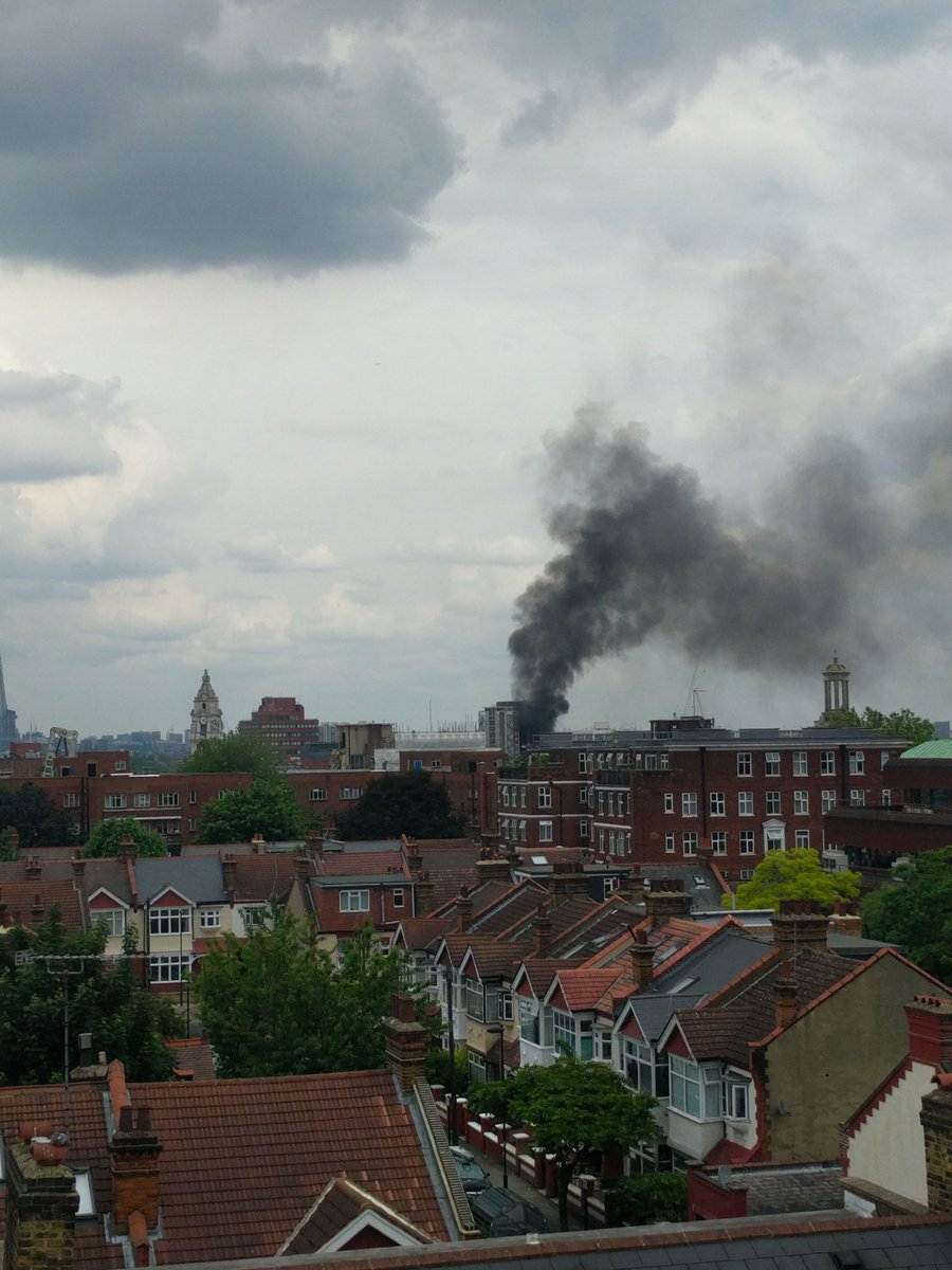 В Лондоне после взрывов горит высотный жилой дом
