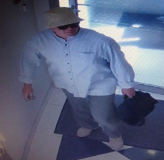 Поліція опублікувала фото зловмисника, який пограбував банк у Києві