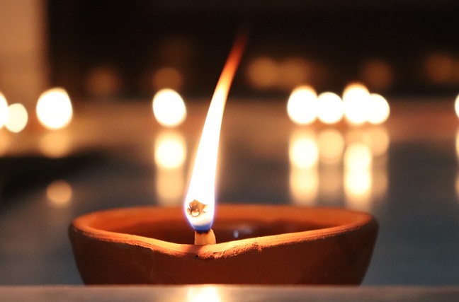 Огонь свечи в Вальпургиеву ночь защищает от негативной энергии