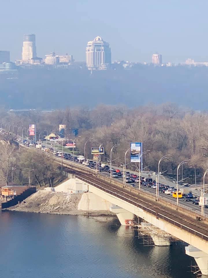 Україна занурилася в транспортний колапс: по 10 людей і всі в масках