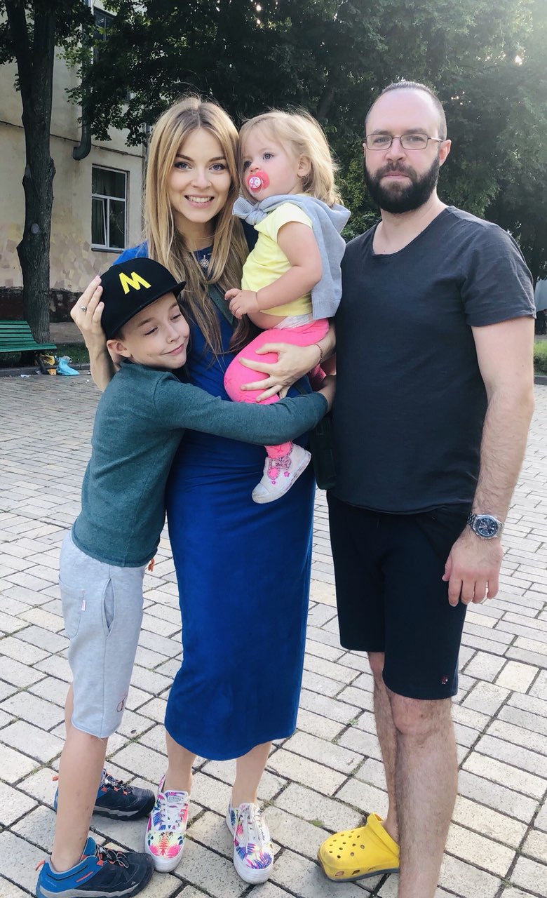 Со съемочной площадки в роддом: украинская ведущая экстремально стала мамой в третий раз