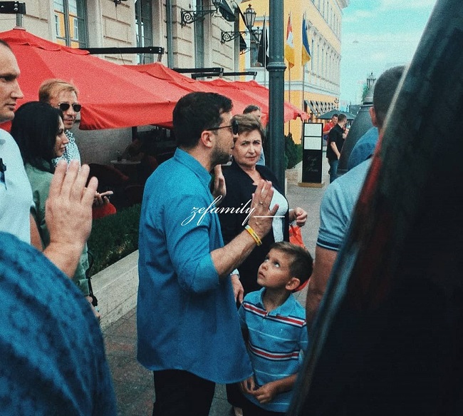 Мамина копія: з'явилися унікальні фото і відео з сином Зеленського
