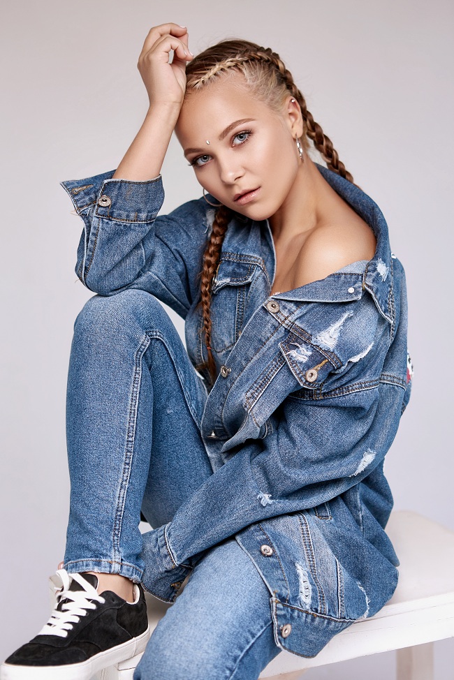 Вероніка Коваленко презентувала пісню про підліткове кохання