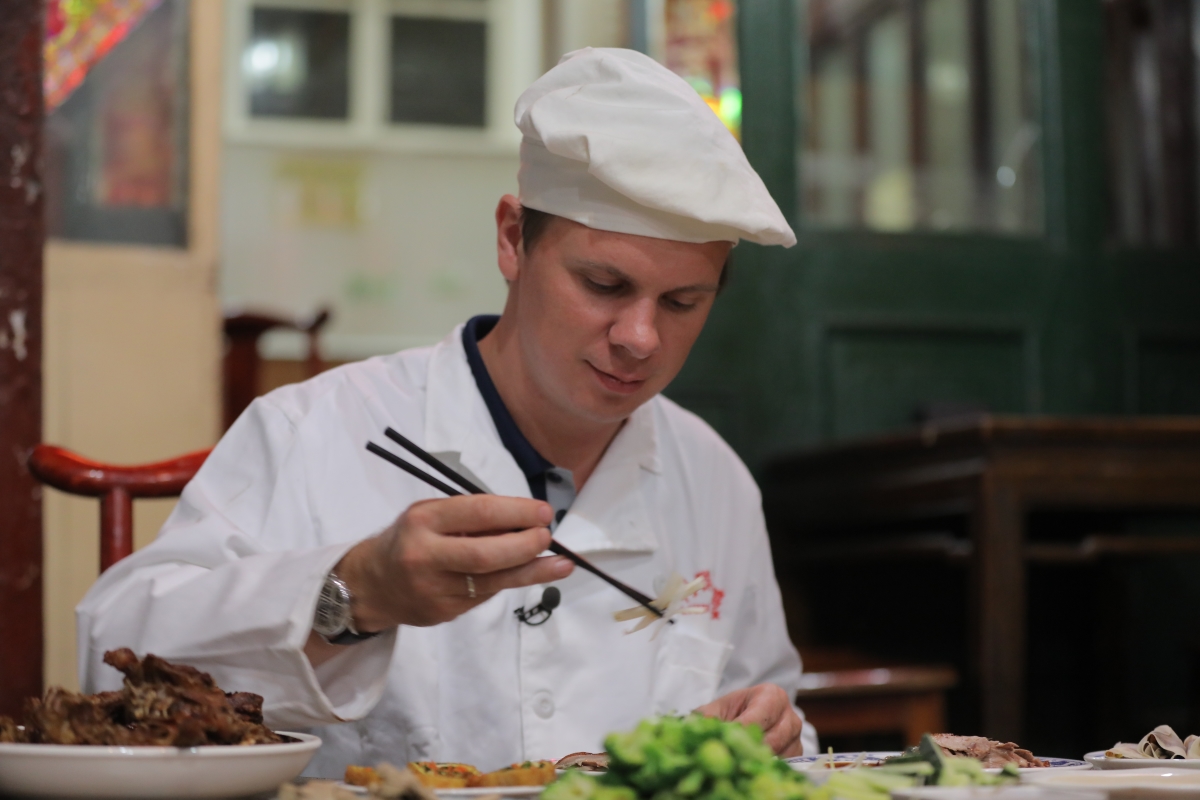 Дмитрий Комаров научит зрителей готовить утку по-пекински по уникальному 700-летнему рецепту