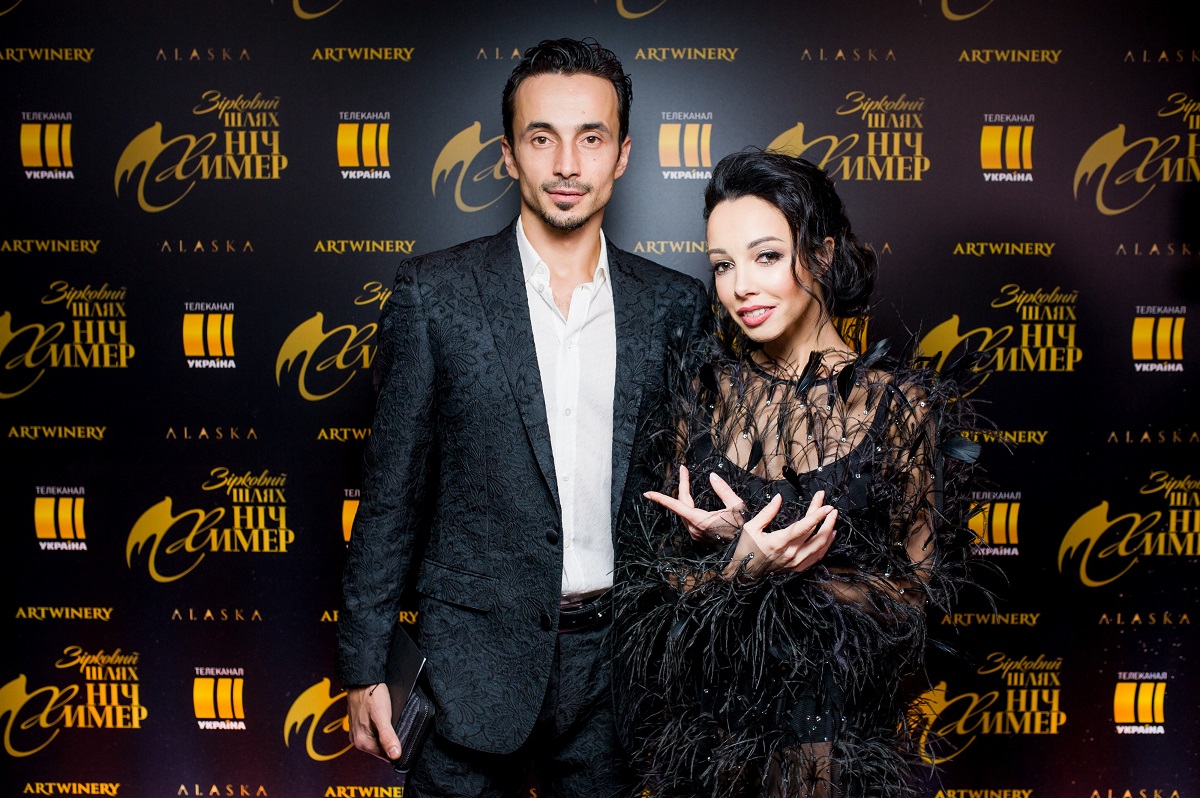 Підступний лебідь: Катерина Кухар в прозорому вбранні підкорила стильною появою з чоловіком