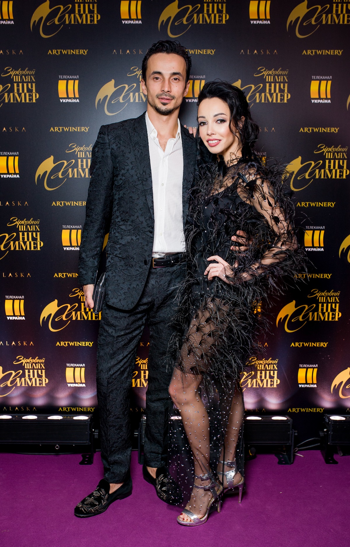 Підступний лебідь: Катерина Кухар в прозорому вбранні підкорила стильною появою з чоловіком