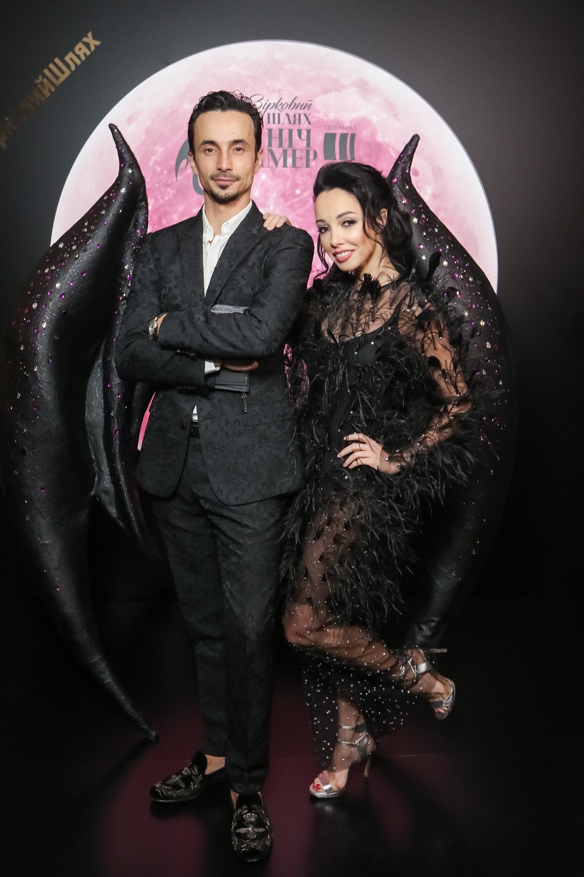 Підступний лебідь: Катерина Кухар в прозорому вбранні підкорила стильною появою з чоловіком