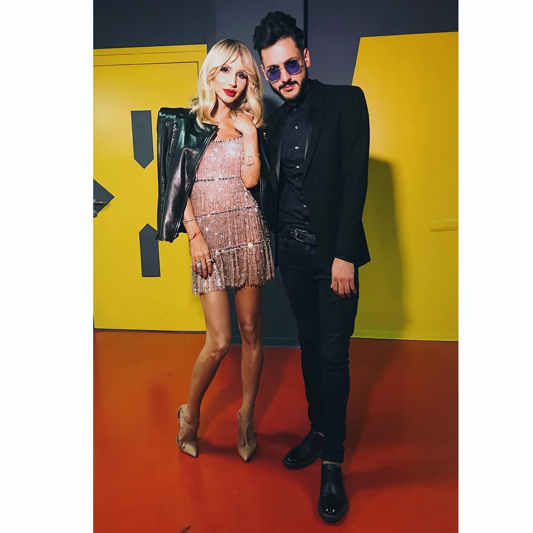 Сестра Лободи доношує за співачкою одяг (фото)