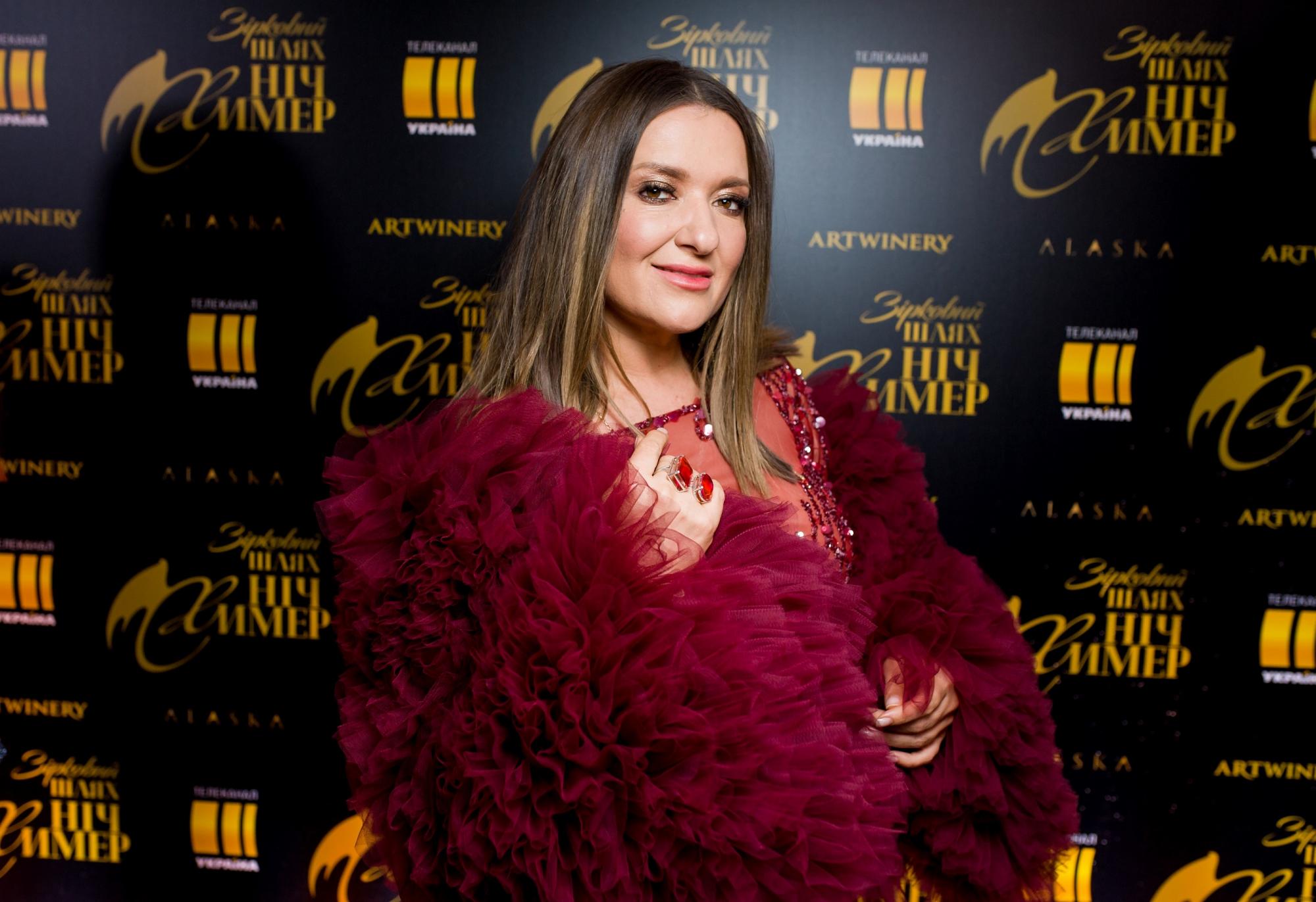Графиня вишня: Наталья Могилевская произвела вау-эффект total red образом