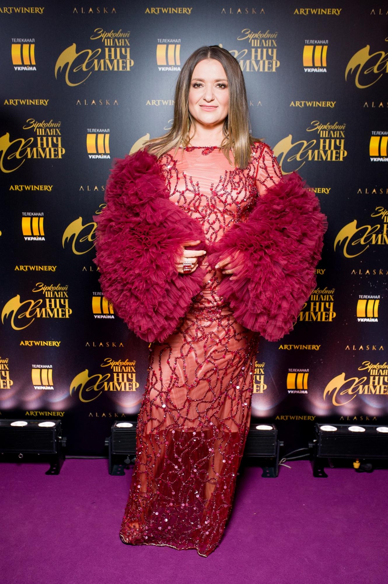 Графиня вишня: Наталья Могилевская произвела вау-эффект total red образом