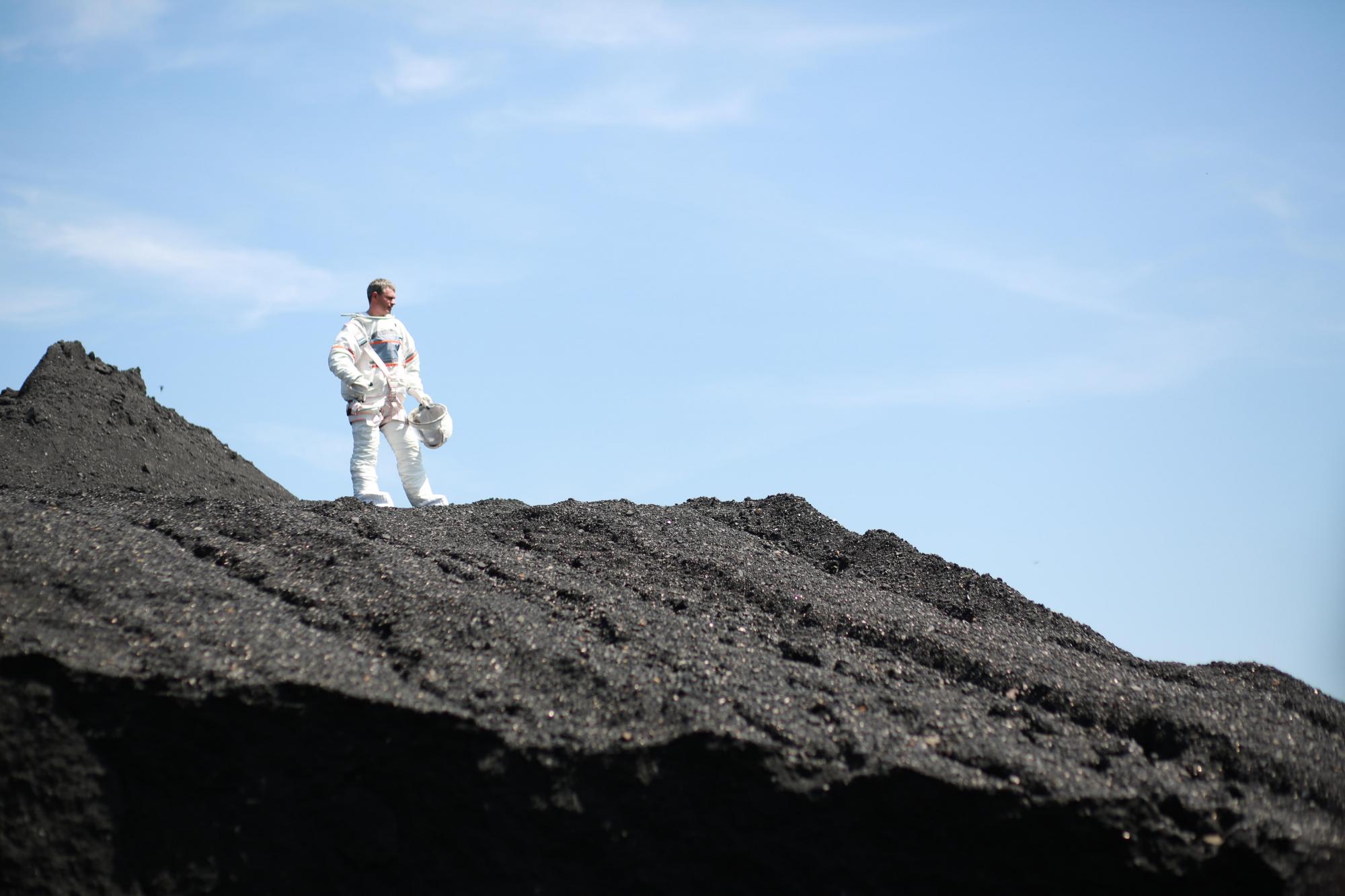 Арсен Мирзоян показал любовь космического масштаба в новом клипе &quot;Незнайомці&quot;