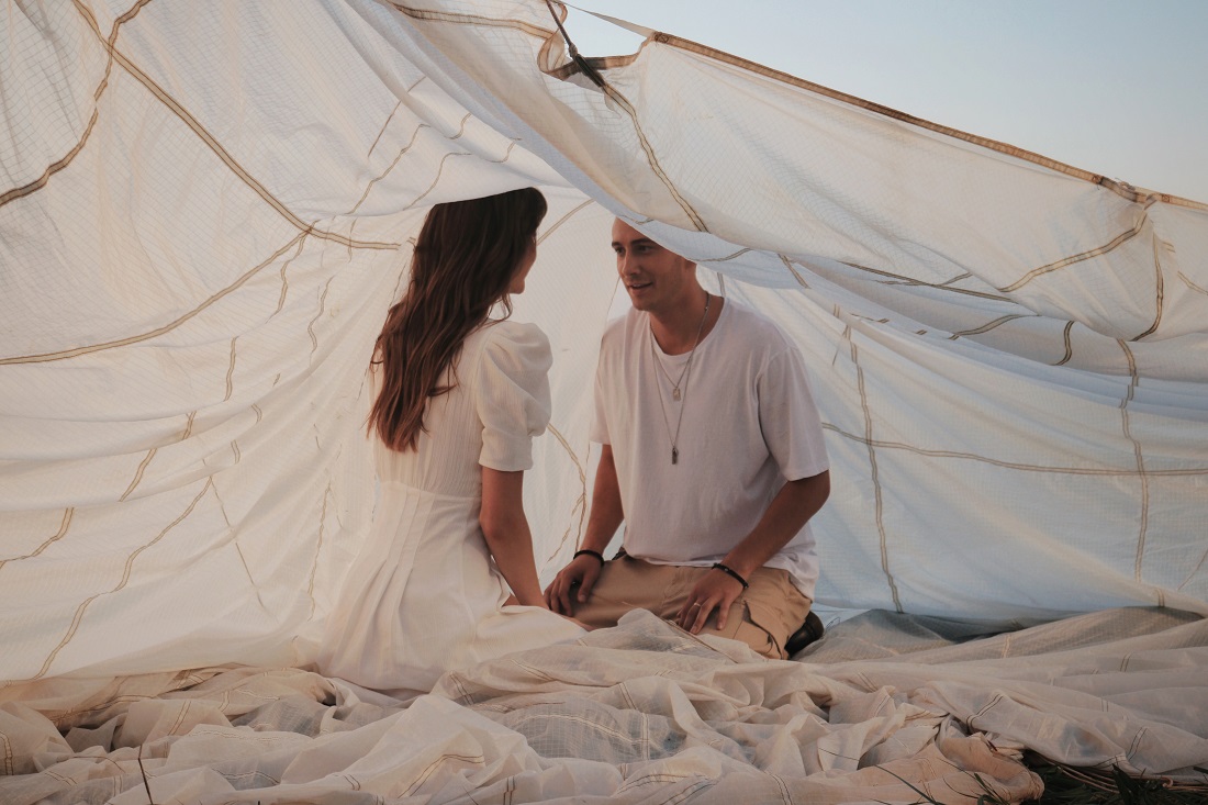 Без кепки и за штурвалом самолета: Ivan NAVI представил романтический клип