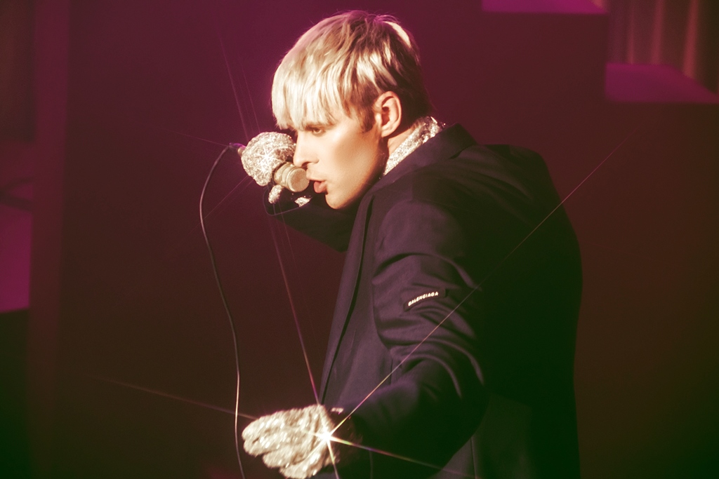 В новом клипе &quot;Берега&quot; Макс Барских возвращает моду на 80-е