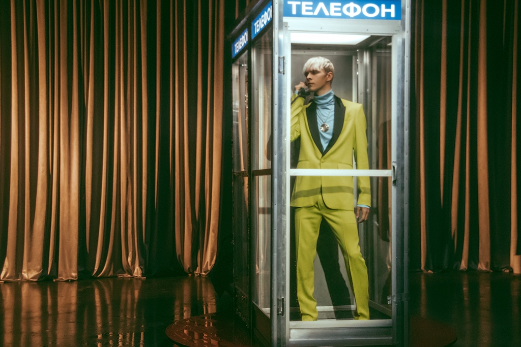 В новом клипе &quot;Берега&quot; Макс Барских возвращает моду на 80-е