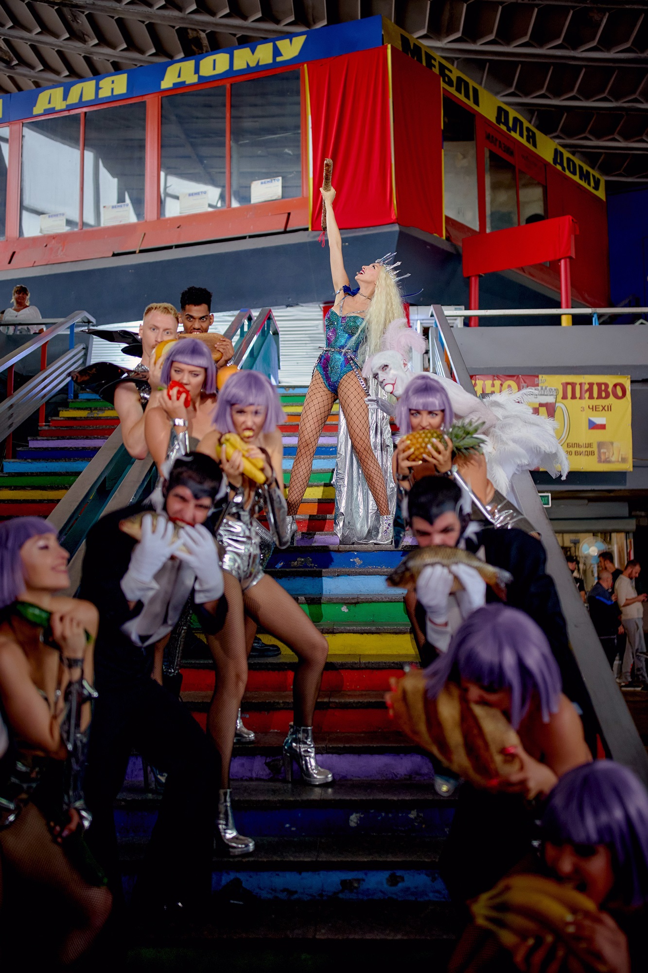 Оля Полякова в центрі Києва влаштувала танці з ковбасою: дивні фото