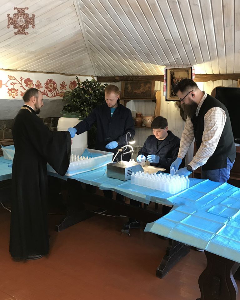 ПЦУ начала изготавливать антисептик: фото процесса