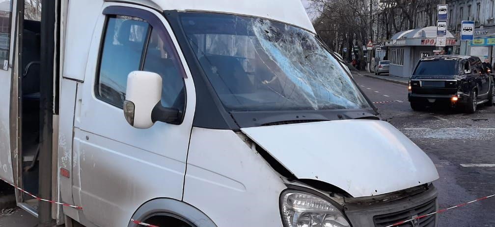 У Миколаєві Range Rover зіткнувся з маршруткою, є загибла та постраждалі