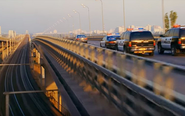 Гонки на Дарницькому мосту: Майлі Сайрус випустила знятий у Києві кліп