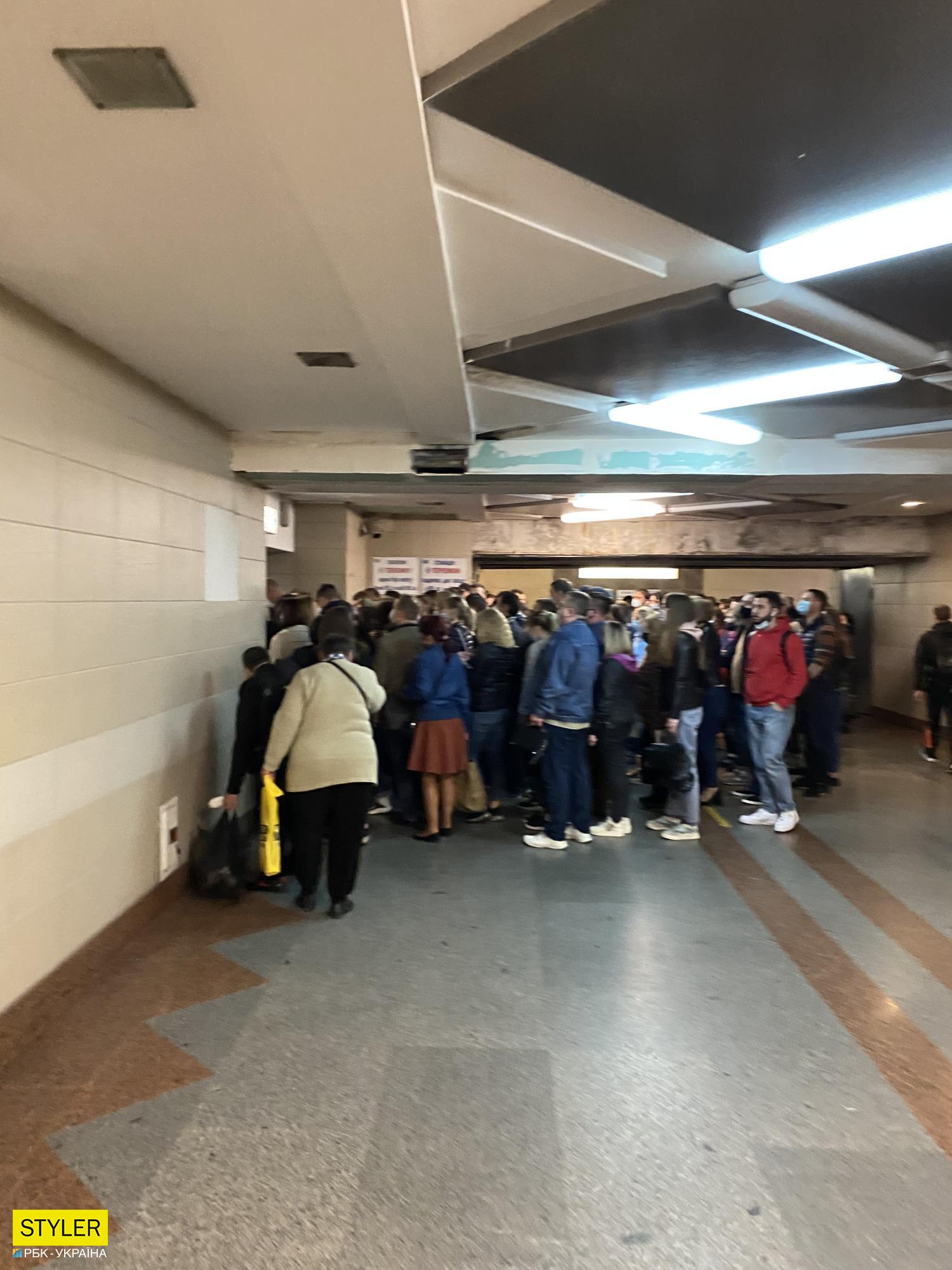 У метро Києва утворилася величезна &quot;пробка&quot;: про дистанцію не чули