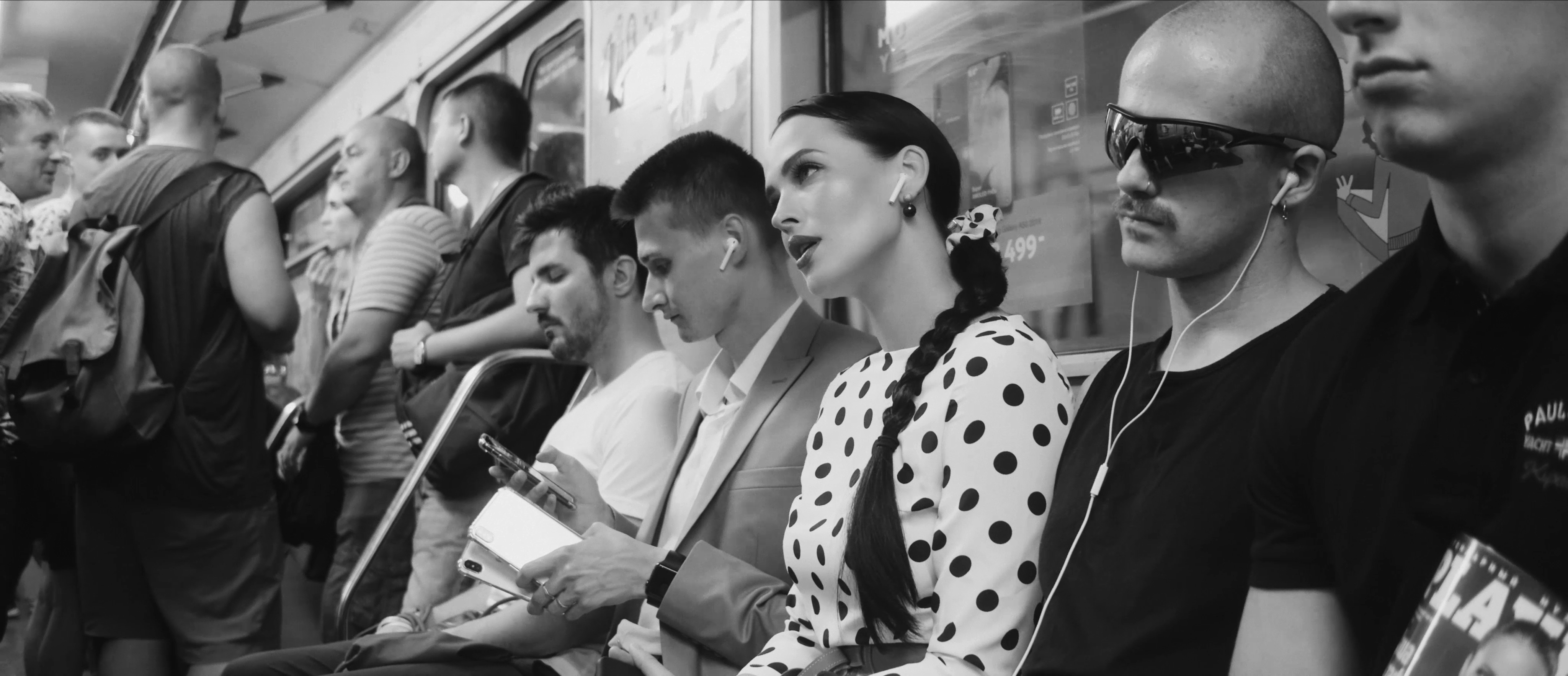 "Станция Розовый фламинго": Даша Астафьева спустилась в метро и прочла там стих (видео)