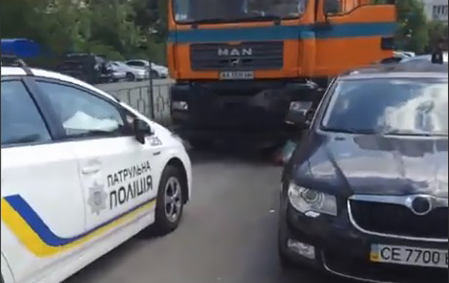 В Киеве погибла женщина, которая попала под колеса мусоровоза