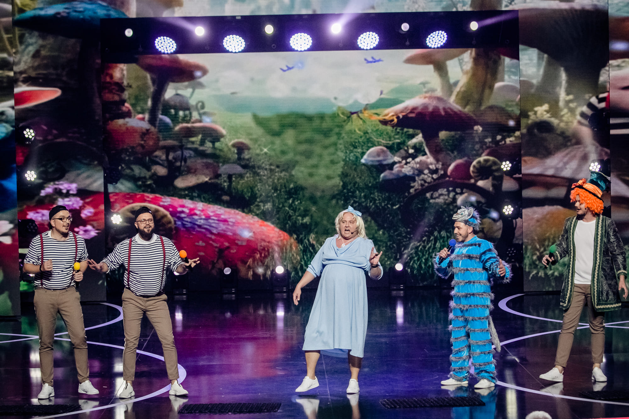 Юрий Ткач в образе Алисы из Страны чудес, Гарик Бирча - Трубадур: участники Лиги Смеха перевоплотятся в сказочных персонажей