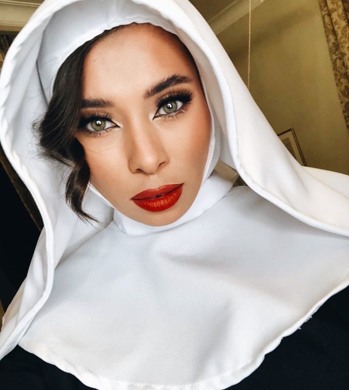 Учасниці шоу Холостяк-10 вразили образами на вечірці: від Монашки до Мальвіни