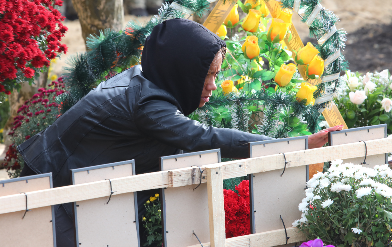 У Харкові попрощалися з загиблими у катастрофі Ан-26: місце трагедії усипане квітами
