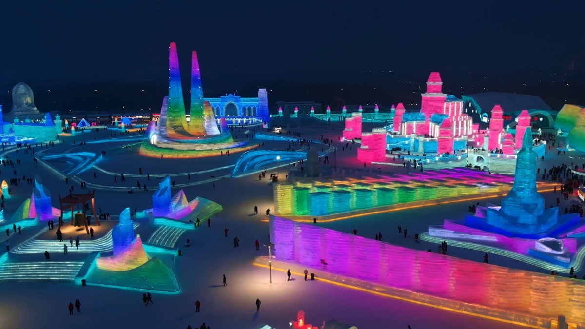 Ледяные небоскребы и лабиринты: Дмитрий Комаров попадет на грандиозную стройку города изо льда в Харбине