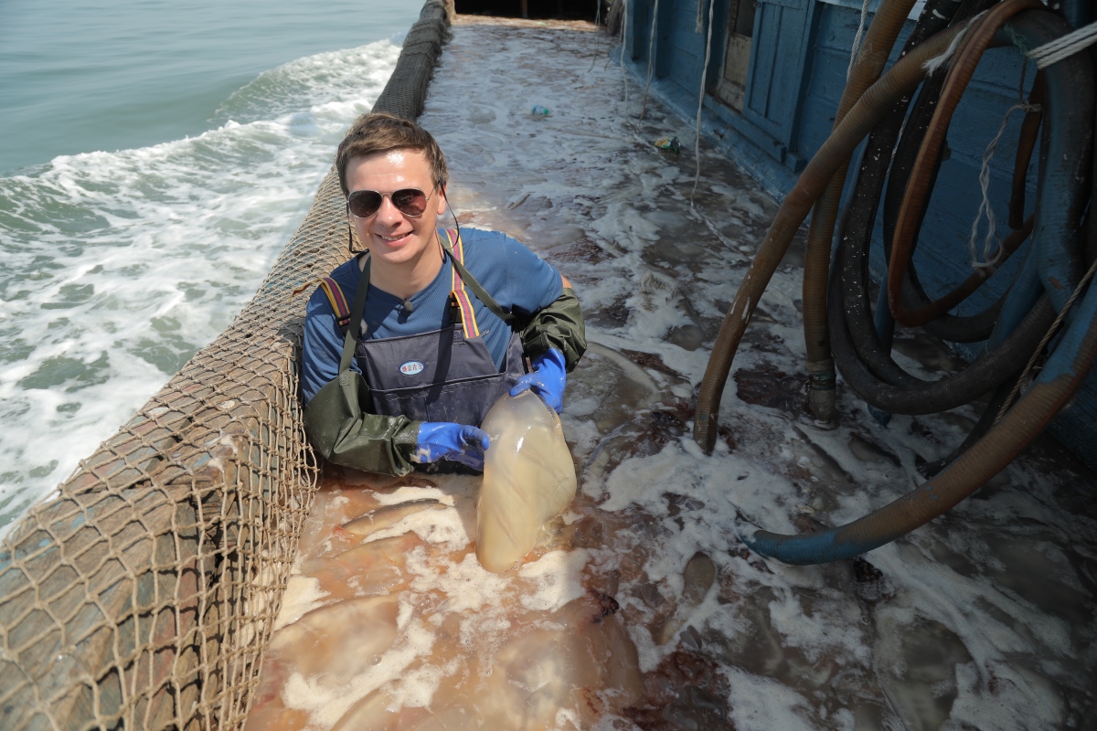 Дмитрий Комаров в Китае познакомится с охотниками за медузами и попробует необычный деликатес