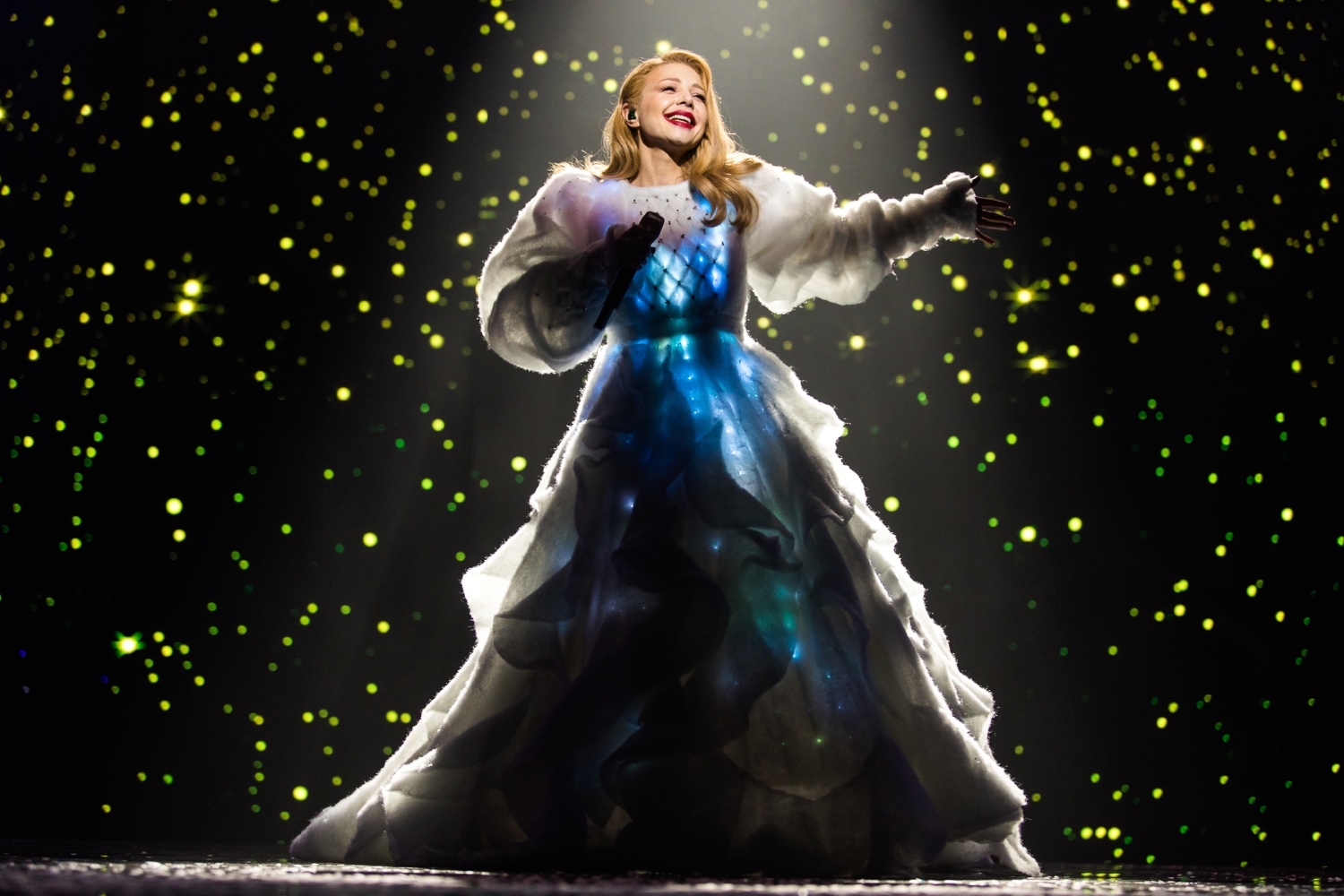 Костюм пряника і плаття з LED підсвічуванням: Тіна Кароль вразила казковими перевтіленнями