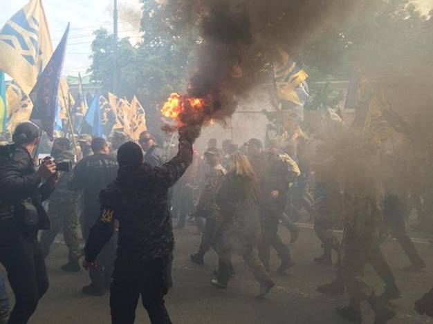 Фото: учасники акції використовують димові шашки та іншу піротехнічну продукцію