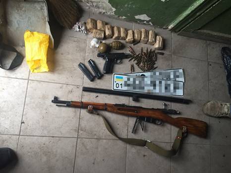 СБУ припинила діяльність міжрегіонального угруповання торговців зброєю