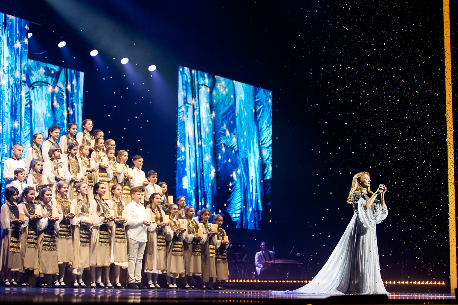 Костюм пряника і плаття з LED підсвічуванням: Тіна Кароль вразила казковими перевтіленнями